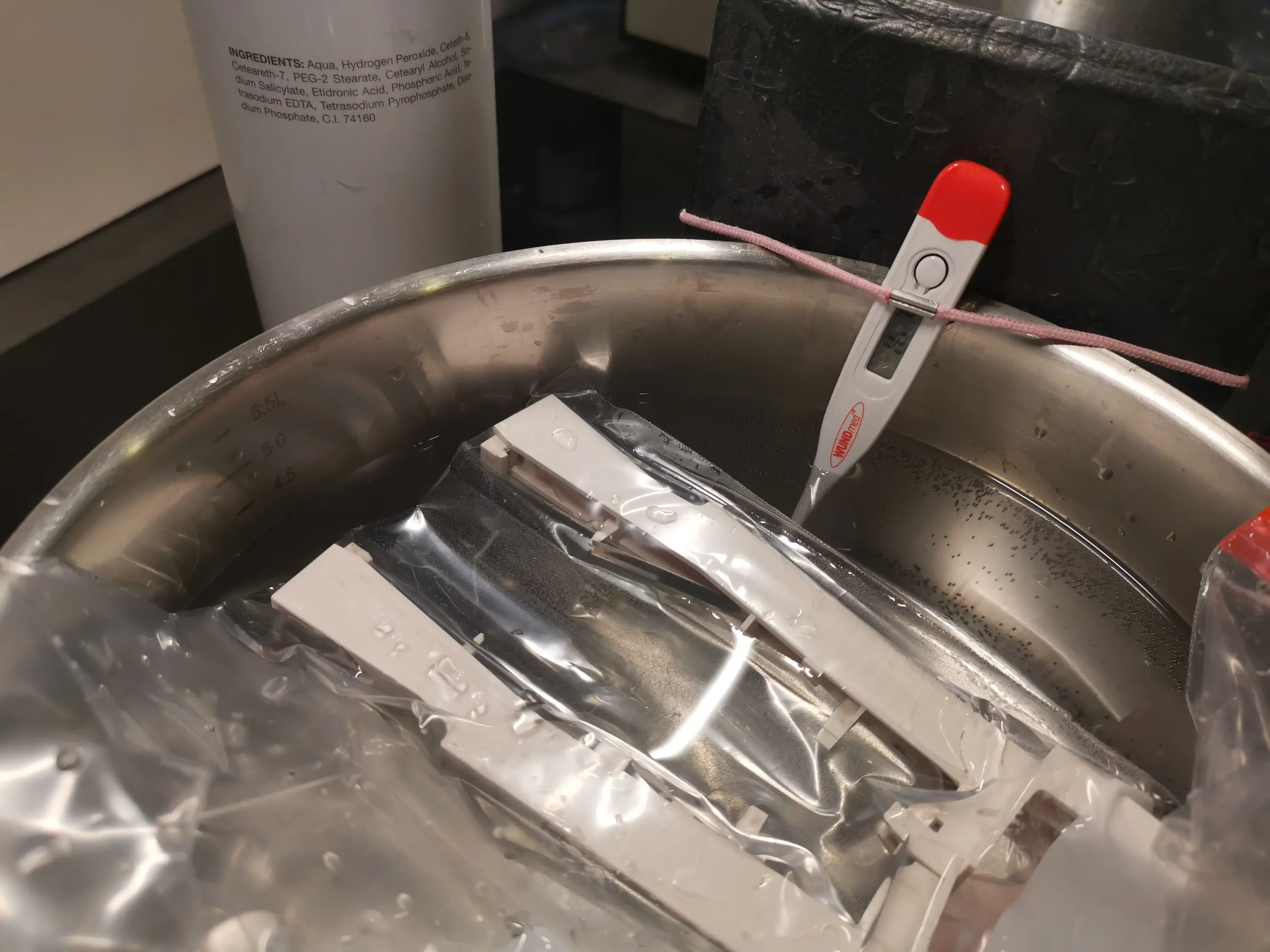 Cleaning the keys in a warm bath