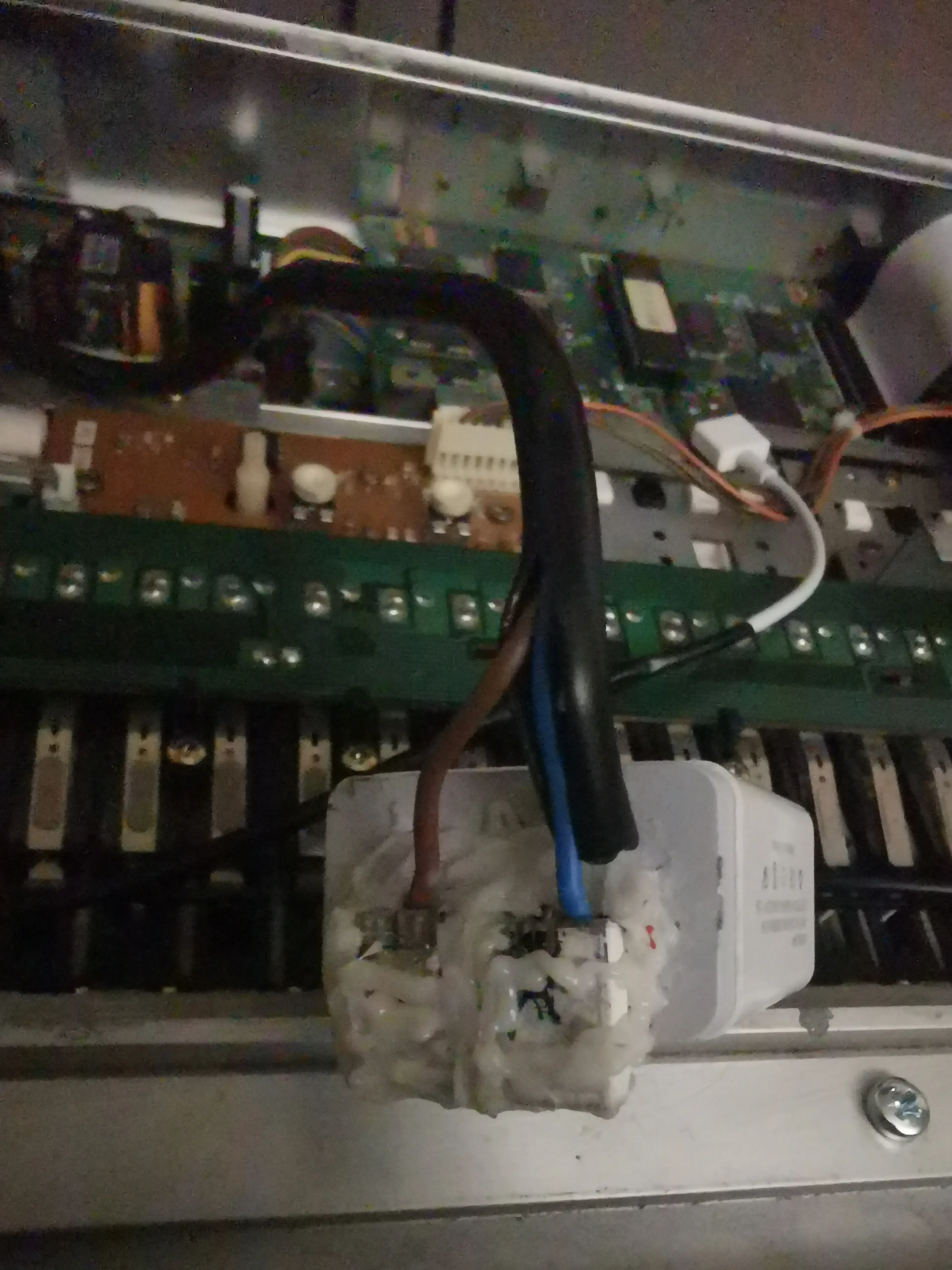 Black bottom plate and internal USB power supply