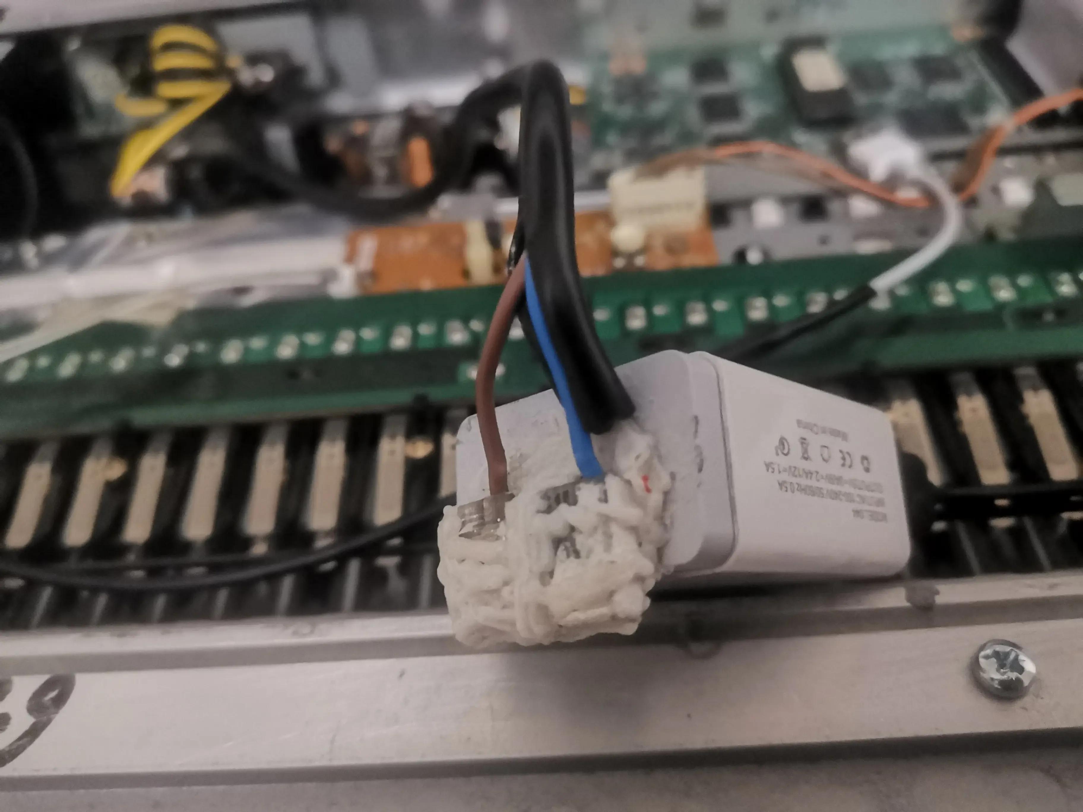 Black bottom plate and internal USB power supply