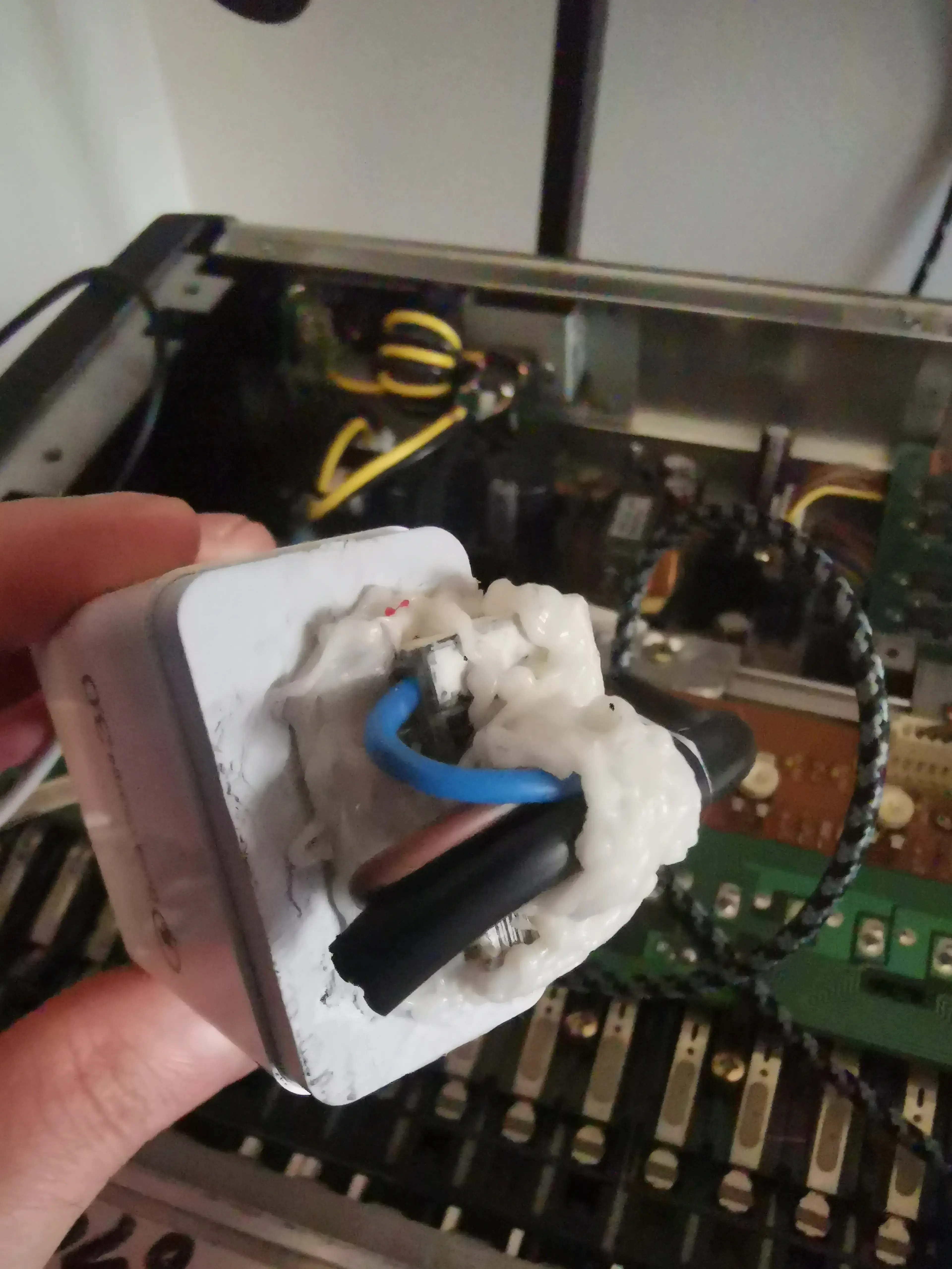 Black bottom plate and internal USB power supply